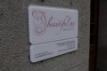 Detail Praxisschild seitlich